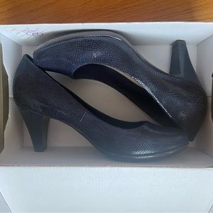 NIB! Giani Bernini Navy Blue comfort pumps size 9 womens